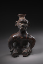 Sitzender Buckliger, ca. 300 v. Chr. – 200 n. Chr., Mexiko, Colima, Größe: H: 31 cm (H: 12.2 inch), ID: 3052455 - 2/6