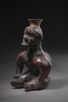Sitzender Buckliger, ca. 300 v. Chr. – 200 n. Chr., Mexiko, Colima, Größe: H: 31 cm (H: 12.2 inch), ID: 3052455 - 3/6