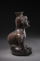 Sitzender Buckliger, ca. 300 v. Chr. – 200 n. Chr., Mexiko, Colima, Größe: H: 31 cm (H: 12.2 inch), ID: 3052455 - 4/6