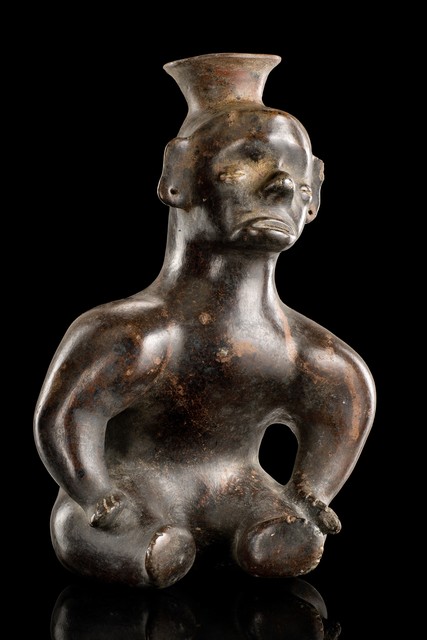 Homme bossu assis, env. 300 av. J.-C. – 200 apr. J.-C., Mexique, Colima, Taille: H: 31 cm (H: 12.2 inch), ID: 3052455