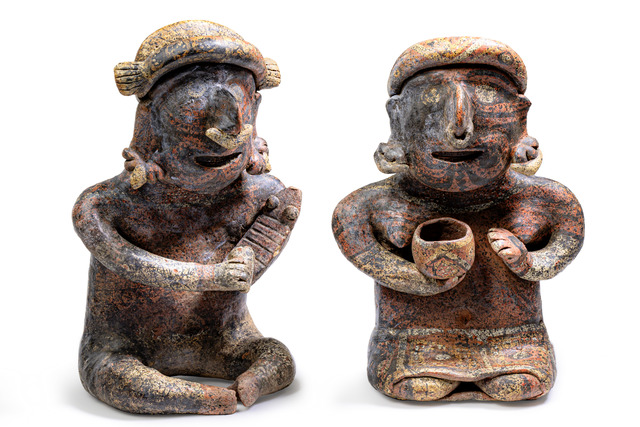 Paire de figures assises, env. 200 av. J.-C. - 300 ap. J.-C., Mexique, Nayarit, Ixtlán del Rio, Taille: H: 25 cm & 26,5 cm (female/male) (H: 9.8 inch & 10.4 inch (female/male)), ID: 3052456
