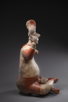 Figure masculine assise, période proto-classique, environ 100 av. J.-C. – 250 apr. J.-C., Mexique, Jalisco, Taille: H: 47,3 cm (H: 18.6 inch), ID: 3052459 - 4/6
