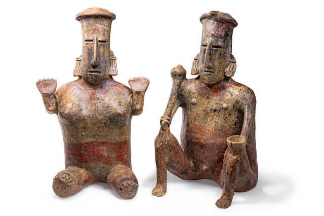 Grand couple de figures assises, style San Juanito, proto-classique, env. 100 av. J.-C. – 250 ap. J.-C., Mexique, Jalisco, Taille: H: 50,5 cm & 51 cm (H: 19.9 inch & 20.1 inch), ID: 3052471