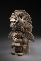 Figurale Urne, ca. 300 - 800 n. Chr., Mexiko, Zapoteken, Oaxaca, Monte Albán III, Größe: H: 45,5 cm (H: 17.9 inch), ID: 3052463 - 3/5