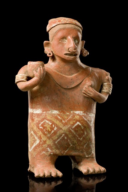 Figure féminine debout avec coupe, vers 100 av. J.-C. – 250 apr. J.-C., Mexique, Nayarit, Taille: H: 36,5 cm (H: 14.4 inch), ID: 3052477