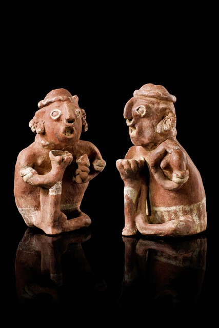 Paire de figures accroupies, env. 200 av. J.-C. – 300 apr. J.-C., Mexique, Nayarit, Ixtlán del Rio, Taille: H: 21,8 cm & 23 cm (H: 8.6 inch & 9.1 inch), ID: 3052479