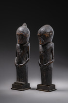 Une paire de figures ancestrales "ana deo", Indonésie - Florès, Taille: H: 17 cm & 17,5 cm (H: 6.7 inch & 6.9 inch), ID: 3052621 - 2/5