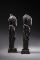 Une paire de figures ancestrales "ana deo", Indonésie - Florès, Taille: H: 17 cm & 17,5 cm (H: 6.7 inch & 6.9 inch), ID: 3052621 - 3/5