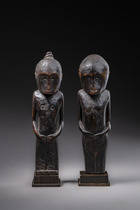 Une paire de figures ancestrales "ana deo", Indonésie - Florès, Taille: H: 17 cm & 17,5 cm (H: 6.7 inch & 6.9 inch), ID: 3052621 - 4/5