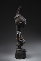 Anthropomorphic power figure "nkishi" (pl. "mankishi"), D. R. Congo, Songye, Size: H: 59,5 cm (H: 23.4 inch), ID: 3052634 - 5/6