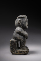 Figure ancestrale assise avec collier "kalabubu", Indonésie - Nias, Taille: H: 14 cm (H: 5.5 inch), ID: 3052630 - 4/5