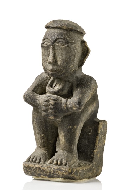 Figure ancestrale assise avec collier "kalabubu", Indonésie - Nias, Taille: H: 14 cm (H: 5.5 inch), ID: 3052630