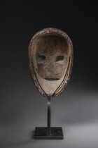 Face mask of the "bukota" society, D. R. Congo, Lengola, Size: H: 22 cm (H: 8.7 inch), ID: 3052577 - 2/5