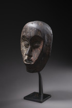 Face mask of the "bukota" society, D. R. Congo, Lengola, Size: H: 22 cm (H: 8.7 inch), ID: 3052577 - 4/5