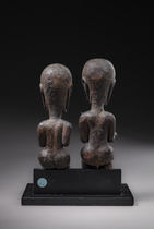 Zwei sitzende anthropomorphe Figuren, Indonesien - Sumatra, Toba - Batak, Größe: H: 17,7 cm & 18,5 cm (H: 7.0 inch & 7.3 inch), ID: 3052618 - 2/5