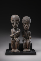 Zwei sitzende anthropomorphe Figuren, Indonesien - Sumatra, Toba - Batak, Größe: H: 17,7 cm & 18,5 cm (H: 7.0 inch & 7.3 inch), ID: 3052618 - 3/5