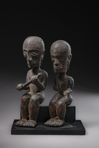 Zwei sitzende anthropomorphe Figuren, Indonesien - Sumatra, Toba - Batak, Größe: H: 17,7 cm & 18,5 cm (H: 7.0 inch & 7.3 inch), ID: 3052618 - 4/5