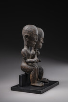 Zwei sitzende anthropomorphe Figuren, Indonesien - Sumatra, Toba - Batak, Größe: H: 17,7 cm & 18,5 cm (H: 7.0 inch & 7.3 inch), ID: 3052618 - 5/5