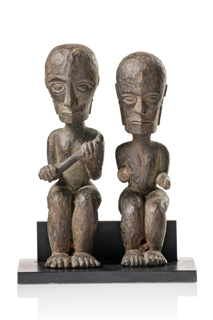 Deux figures anthropomorphes assises, Indonésie - Sumatra, Toba - Batak, Taille: H: 17,7 cm & 18,5 cm (H: 7.0 inch & 7.3 inch), ID: 3052618