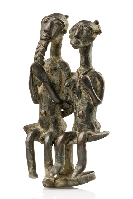 Goldweight: seated couple, Ghana, Ashanti, Size: H: 9,5 cm (H: 3.7 inch), ID: 3052599