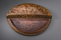 Crescent-shaped lidded box "ngondo", D. R. Congo, Kuba, Size: B: 33 cm H: 7 cm (B: 13.0 inch H: 2.8 inch), ID: 3052589 - 3/4