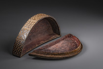 Crescent-shaped lidded box "ngondo", D. R. Congo, Kuba, Size: B: 33 cm H: 7 cm (B: 13.0 inch H: 2.8 inch), ID: 3052589 - 4/4