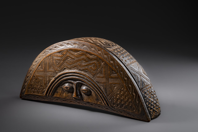 Crescent-shaped lidded box "ngondo", D. R. Congo, Kuba, Size: B: 33 cm H: 7 cm (B: 13.0 inch H: 2.8 inch), ID: 3052589
