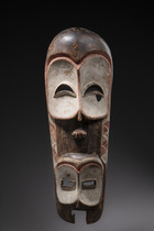 Face mask "eluba" or "emangungu", D. R. Congo, Bembe, Size: H: 67,5 cm (H: 26.6 inch), ID: 3052607 - 2/5