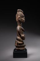 Kneeling figure, Nigeria, Urhobo, Size: H: 21,5 cm (H: 8.5 inch), ID: 3052637 - 4/5