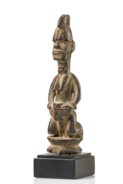 Kneeling figure, Nigeria, Urhobo, Size: H: 21,5 cm (H: 8.5 inch), ID: 3052637