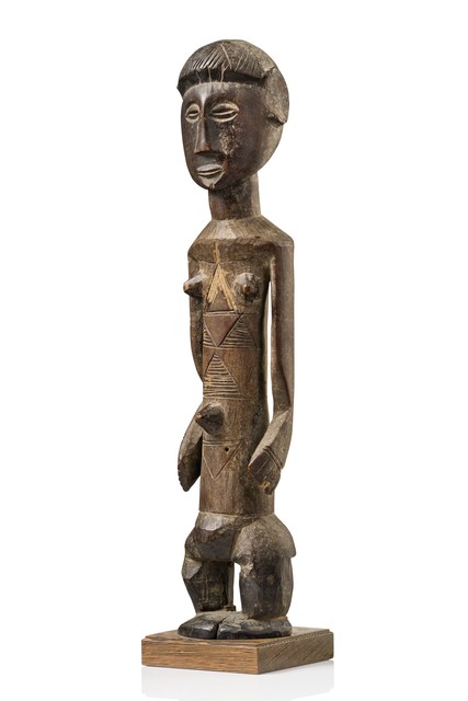 Standing female figure, D. R. Congo, Tabwa, Size: H: 36,5 cm (H: 14.4 inch), ID: 3052638
