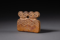 Altsyrisches doppeltes Augenidol, ca. 3. Jahrtausend v.Chr., Nordmesepotamien - Nordost Syrien, Tell Brak, Größe: H: 4,3 cm B: 5,3 cm (H: 1.7 inch B: 2.1 inch), ID: 3052653 - 3/4