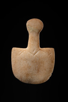 Idol with decorative incisions, “Kusura" type, Early Bronze Age II, ca. 2nd half of the 3rd millennium BC, Anatolia (Asia Minor, Turkey), Size: H: 8,6 cm B: 5,5 cm (H: 3.4 inch B: 2.2 inch), ID: 3052664 - 3/4