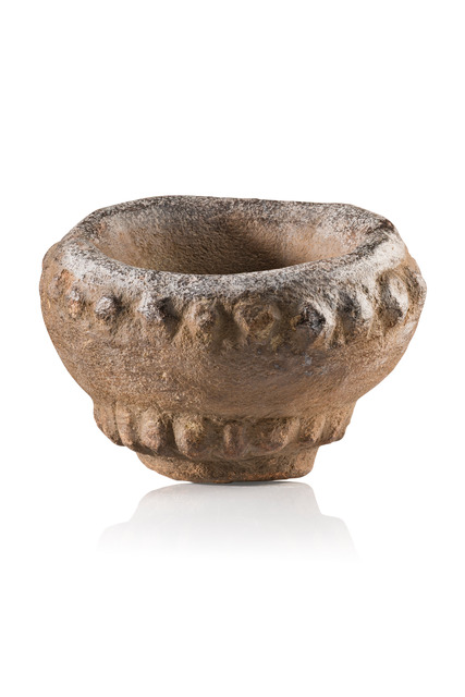 Prähistorischer Steinmörser mit bossiertem Sockel, Papua-Neuguinea - Westliches Hochland, Mount Hagen, Größe: M: 10,8 cm x 15,2 cm x 14,6 cm (M: 4.3 inch x 6.0 inch x 5.7 inch), ID: 3052683