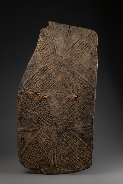War shield, Papua New Guinea - Simbai River, Kalam, Size: H: 97 cm B: 49 cm (H: 38.2 inch B: 19.3 inch), ID: 3052777