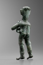 Kriegerfigur mit Schwert, Bronzezeit, ca. 300 v. Chr. – 200 n. Chr., Indonesien, Ost-Java, angeblich aus der Gegend von Lumajang, Größe: H: 11,2 cm (H: 4.4 inch), ID: 3052697 - 2/6