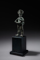 Kriegerfigur mit Schwert, Bronzezeit, ca. 300 v. Chr. – 200 n. Chr., Indonesien, Ost-Java, angeblich aus der Gegend von Lumajang, Größe: H: 11,2 cm (H: 4.4 inch), ID: 3052697 - 3/6