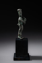 Kriegerfigur mit Schwert, Bronzezeit, ca. 300 v. Chr. – 200 n. Chr., Indonesien, Ost-Java, angeblich aus der Gegend von Lumajang, Größe: H: 11,2 cm (H: 4.4 inch), ID: 3052697 - 4/6