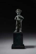 Kriegerfigur mit Schwert, Bronzezeit, ca. 300 v. Chr. – 200 n. Chr., Indonesien, Ost-Java, angeblich aus der Gegend von Lumajang, Größe: H: 11,2 cm (H: 4.4 inch), ID: 3052697 - 6/6