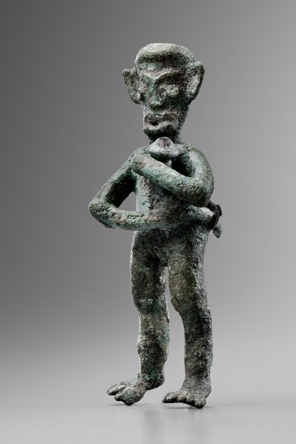 Figure de guerrier avec épée, Âge du bronze, env. 300 av. J.-C.–200 apr. J.-C., Indonésie, Java oriental, provenance prétendue région de Lumajang, Taille: H: 11,2 cm (H: 4.4 inch), ID: 3052697