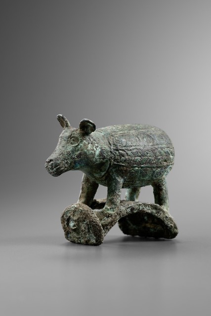 Poignée en forme de mammifère, Âge du bronze, env. 300 av. J.-C. – 200 apr. J.-C., Indonésie, Java oriental, provenance prétendue région de Lumajang, Taille: L: 8,4 cm H: 6,5 cm (L: 3.3 inch H: 2.6 inch), ID: 3052698
