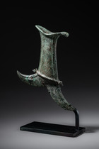 Double-pointed Axe with animal heads, Bronze Age, ca. 300 BC – 200 AD, Indonesia, Java, Size: H: 23,8 cm B: 20,5 cm (H: 9.4 inch B: 8.1 inch), ID: 3052699 - 2/5