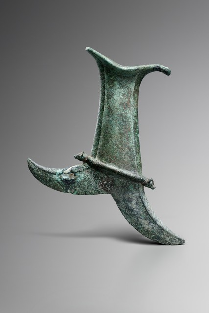 Hache double face avec têtes d'animaux, période du bronze, env. 300 av. J.-C. – 200 apr. J.-C., Indonésie, Java, Taille: H: 23,8 cm B: 20,5 cm (H: 9.4 inch B: 8.1 inch), ID: 3052699