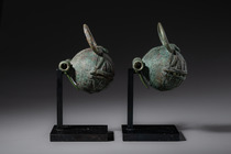 Ein hervorragendes Paar "Büffelschellen", Bronzezeit, ca. 300 v. Chr. – 300 n. Chr., Nordostthailand, Größe: H: 9,8 cm B: 7 cm (H: 3.9 inch B: 2.8 inch), ID: 3052700 - 2/5