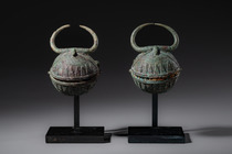 Ein hervorragendes Paar "Büffelschellen", Bronzezeit, ca. 300 v. Chr. – 300 n. Chr., Nordostthailand, Größe: H: 9,8 cm B: 7 cm (H: 3.9 inch B: 2.8 inch), ID: 3052700 - 3/5