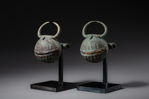Ein hervorragendes Paar "Büffelschellen", Bronzezeit, ca. 300 v. Chr. – 300 n. Chr., Nordostthailand, Größe: H: 9,8 cm B: 7 cm (H: 3.9 inch B: 2.8 inch), ID: 3052700 - 4/5