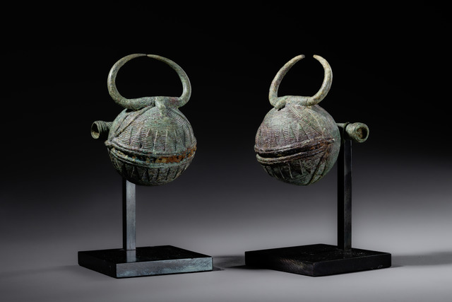 Une paire remarquable de "cloches de buffle", âge du bronze, env. 300 av. J.-C. - 300 apr. J.-C., Nord-Est de la Thaïlande, Taille: H: 9,8 cm B: 7 cm (H: 3.9 inch B: 2.8 inch), ID: 3052700