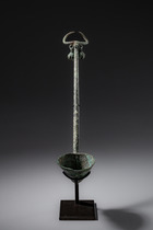 Rituelle Schöpfkelle mit Büffelkopf, Bronzezeit, ca. 300 v. Chr. – 300 n. Chr., Nordostthailand, Größe: H: 28 cm (H: 11.0 inch), ID: 3052701 - 2/5
