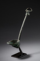 Rituelle Schöpfkelle mit Büffelkopf, Bronzezeit, ca. 300 v. Chr. – 300 n. Chr., Nordostthailand, Größe: H: 28 cm (H: 11.0 inch), ID: 3052701 - 3/5