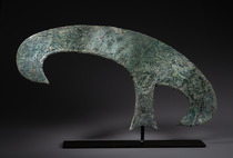 Grande hallebarde cérémonielle "candrasa", fin du 1er millénaire av. J.-C. jusqu'au début du 1er millénaire apr. J.-C., Indonésie, probablement du Java oriental, Taille: L: 77,5 cm B: ca. 39 cm (L: 30.5 inch B: ca. 15.4 inch), ID: 3052703 - 2/3
